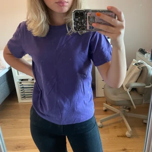 Basic lila t shirt - T-shirt från weekday i storlek S. Jättebra skick. 