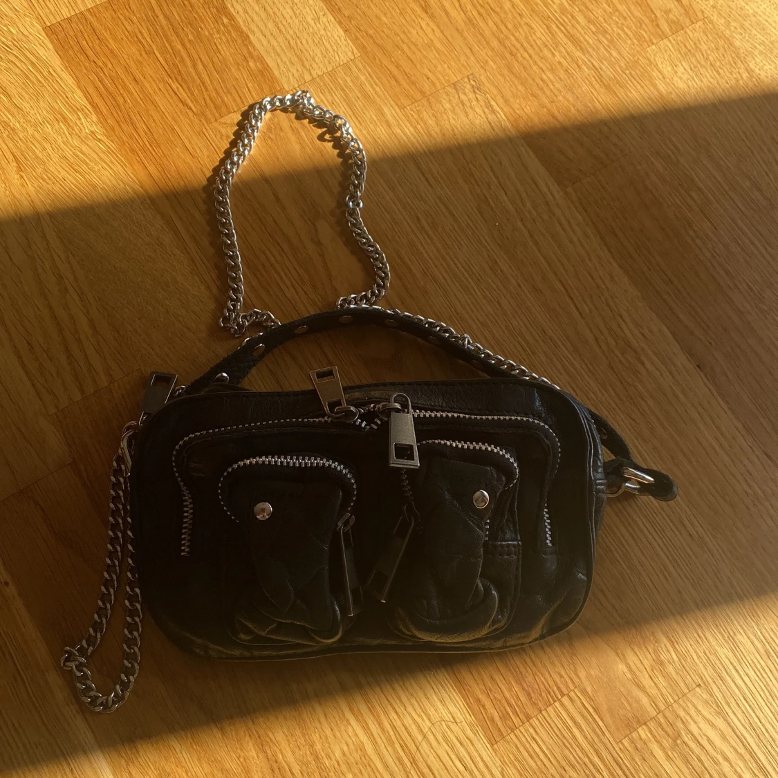 Svart núnoo väska i skinn (liten)