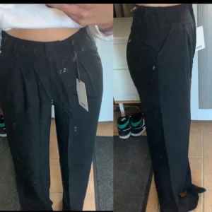 Madlady byxor  - Snygga svarta kostymbyxor/linne byxor som sitter perfekt, dem är helt oandvända och prislappen finns kvar på dem. 