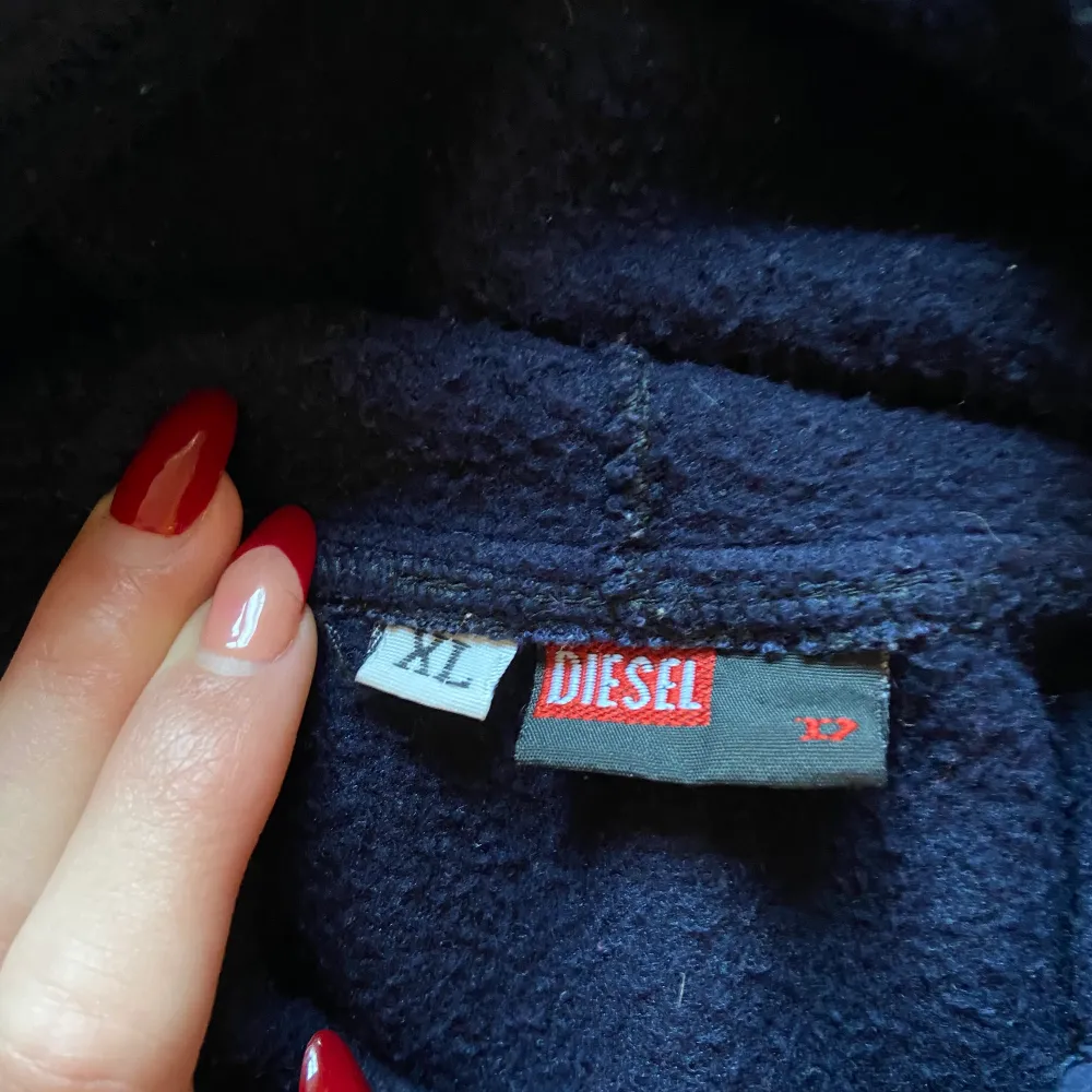 Marinblå hoodie från diesel, storlek XL barnstolek (jag har xs)🤎 Lite nopprig men annars fin :). Tröjor & Koftor.