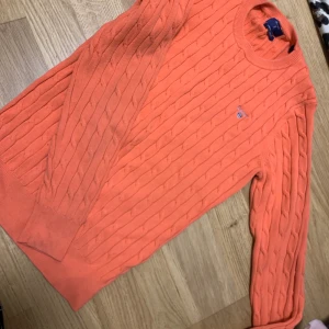 Tröja  - Fin gant tröja nästan aldrig använd, tycker inte den färgen passar mig. Super fin nu till lite kallare väder. Köpt för 1500 säljer för 600 vid snabbaffär kan priser diskuteras