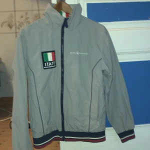 2jackor , 1 tjocktröja - SAil racingjackan helt ny jätte bra skick  