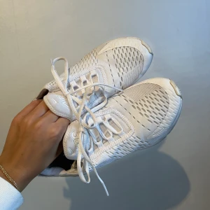 Nike air Max 270 - Säljer mina skor ifrån Nike pga används för lite. Storlek 38.5. Skriv om ni har några frågor💕
