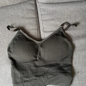 Träningstopp från Shein - Knappt använd, vill bli av med snabbt. 🤍