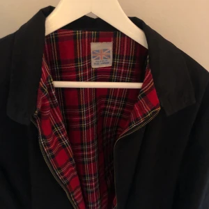 Jacka - Jacka med rödrutigt foder 