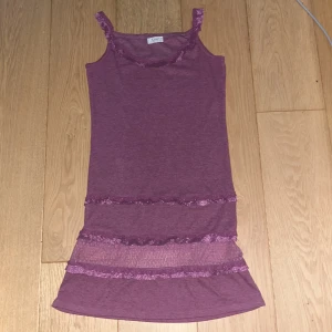 Klänning - 💜Lila klänning💜 Orginalpris: ca 200kr💜 Nytt pris: 30kr💜 Är lite genomskinlig längst ner vid volangerna (se bild)💜 Den slutar lite över knäna (jag är 160cm)💜 Inga skador eller fläckar💜 Kommer ifrån rök och djurfritt hem💜