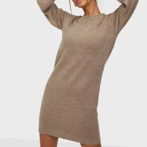 Stickad klänning - Kort stickad klänning från object i strl M. Använd 1 gång, som ny. Nypris 499 kr. 