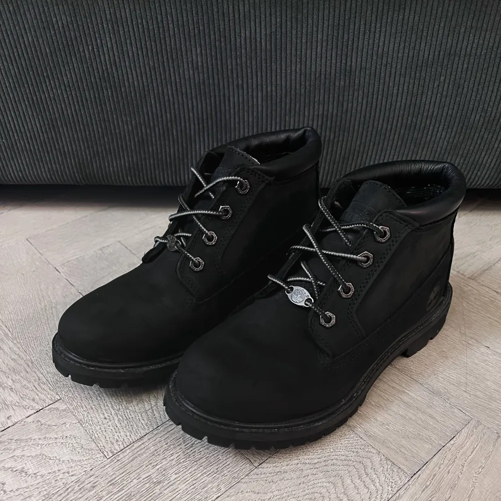 Classic Timberlands, low ankle in black worn through only 1 winter season.   It served well and I'm letting go for a change in taste :)   Good, used condition:  - True to its original colour  - Used and cleaned - Naturally a few scratches on the the sole. Skor.