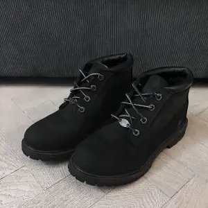 Classic Timberlands, low ankle in black worn through only 1 winter season.   It served well and I'm letting go for a change in taste :)   Good, used condition:  - True to its original colour  - Used and cleaned - Naturally a few scratches on the the sole