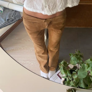 Byxor - Intressekoll på dessa skitsnygga byxor i äkta mocka, låg midja och långa (jag är 175) med fickor på framsidan, säljer endast vid bra bud