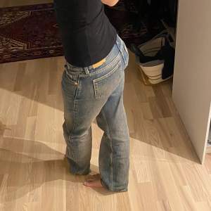 Säljer mina fina arrowjeans som är slutsålda i strl 26/32. Färg: dark worn blue. De är lite för långa för mig, är 163. Skulle säga att de skulle passa om du är runt 165-170. 