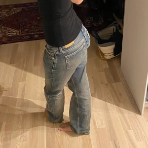 Arrow jeans weekday - Säljer mina fina arrowjeans som är slutsålda i strl 26/32. Färg: dark worn blue. De är lite för långa för mig, är 163. Skulle säga att de skulle passa om du är runt 165-170. 