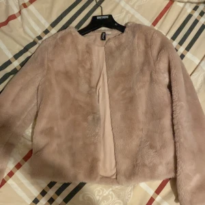 Pälsjacka - Jätte fin jacka i fuskpäls i storlek xs. 