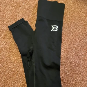 Träningstights - Ett par helt nya svarta träningstights! Köpta för 700kr