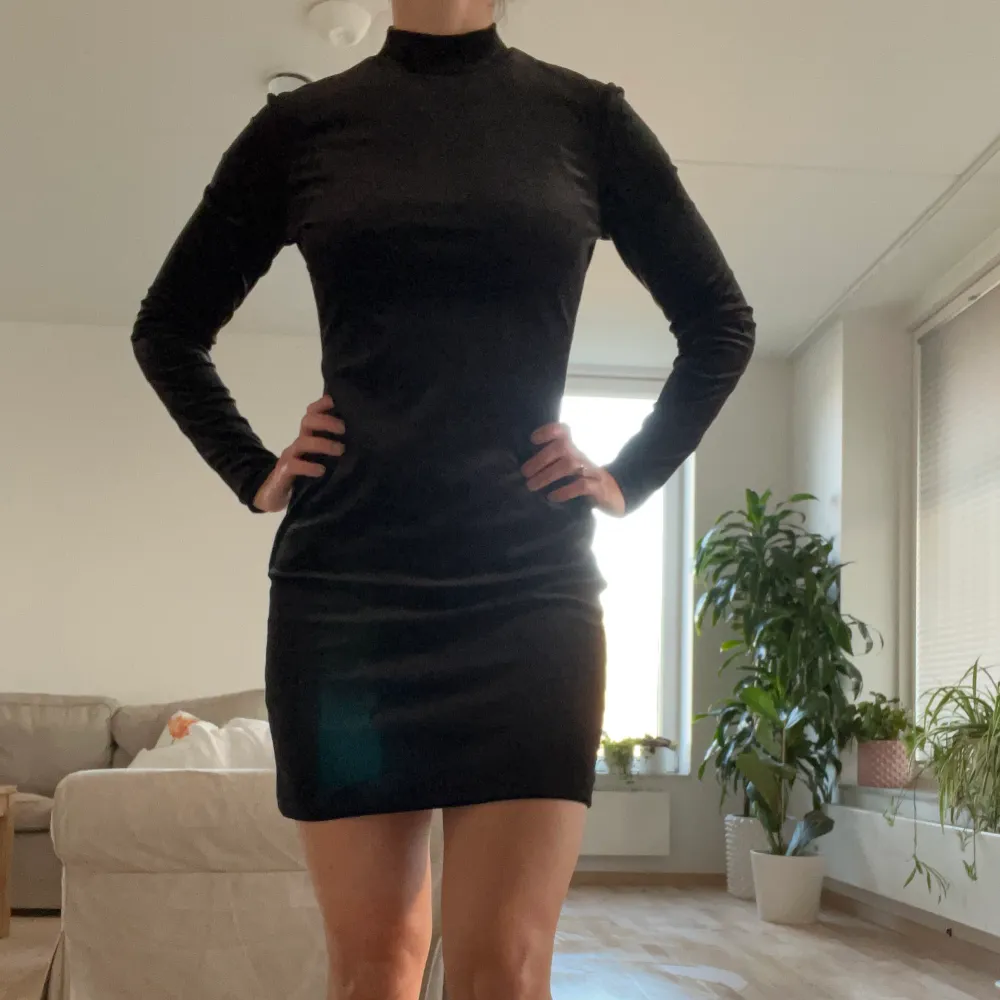 Black, short, stretchy dress. Material looks like velvet but it is not (look at the last picture to read about the material). I wore it only one time.  Ask any questions!  I am fixing my closet so I will keep posting more clothes! . Klänningar.