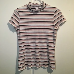 Randig tröja  - FRAKT: 45kr -Passar mig som har XS/S (lite större i storleken än för barn och stretchig) 