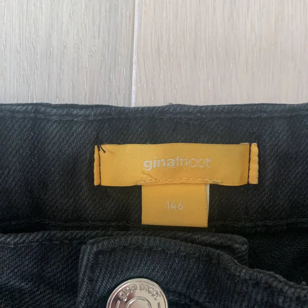 Säljer dessa MOM jeansen från Young Gina i storlek 146. Jeansen är i ett jättebra skick! Köparen står för frakten☺️ TRYCK EJ PÅ KÖP NU . Jeans & Byxor.
