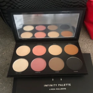 Ny infinity paletter fr Linda Hallberg - NY Linda Hallberg Infinity Palette, en multifunktionell palett som gör det möjligt att skapa en mängd olika makeuplooker. Paletten innehåller åtta högpigmenterade nyanser av skimrande och matta skuggor som kan användas på ansikte och kropp Skyddsfilm kvar