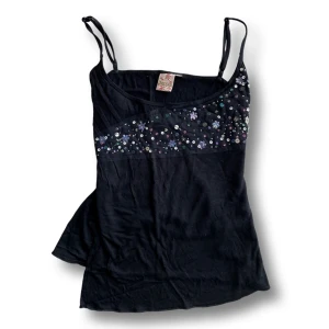 Paljett topp - Snyggaste paljetttoppen som jag älskar så men den kommer tyvärr inte till så mycket användning längre😍😍🥺 lite hannah Montana vibes🤩✨