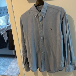 Skjorta Ralph Lauren  - Säljer åt min sambo. Superbra skick. Använd väldigt sparsamt 2-3 ggr och är en slim fit med stretch i. Exl. fraktkostnad.