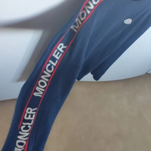 Tröja storlek S - Stickad tröja som är äkta. Snygg under väst och sparsamt använd.  Mycket fint skick. Kan skickas om köparen betalar frakt .  