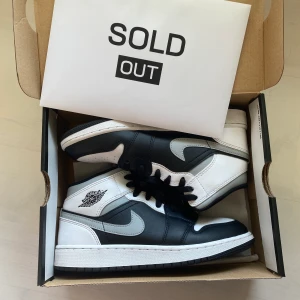 AIR JORDAN 1 MID WHITE SHADOW - Säljer mina Nike air Jordan 1 mid white shadow. Köpta från Soldout.se för 3200kr och kostar 3990kr där nu men jag säljer dessa för 2000kr. Dom är väldigt sparsamt använda och är i bra skick, bara att skriva för fler bilder❤️‍🔥