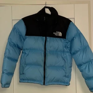 North Face - Säljer nu min älskade jacka! Nypris är 3,699 men jag säljer billigt då jag har köpt en ny jacka och vill bli av med den. Den är lite smutsig runt ärmarna (se sista bilden) men det går nog lätt att få bort!💙💙  Pris går att diskuteras!!