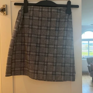 Rutig grå/blå kjol från HM storlek XS - Kjol från HM i storlek XS, sparsamt använd! Blå och grå rutig, ger clueless vibes! 💗Köpare står för frakt