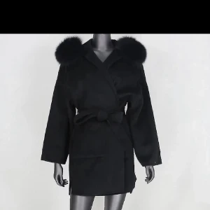 Kappa med päls  - Svart kappa med päls 