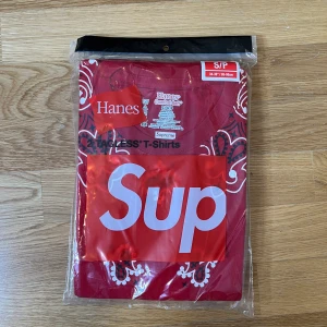 Supreme/Hanes 2 pack tees - 2-pack t-shirts från supreme i oöppnad förpackning. Storlek S