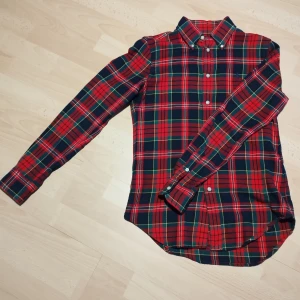 Rödrutig skjorta  - Unisex fit Storlek XS Bra skick, använd minimalt. Köpt på New House i Lund. 