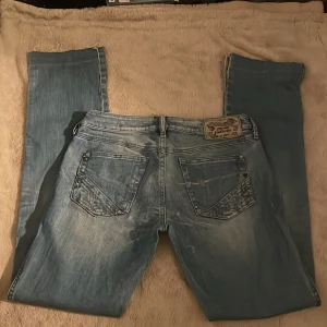 Diesel jeans  - Snygga diesel jeans som är för stora på mig runt midjan;( har klippt up dem lite på benen.midjemått tvärsöver:40cm innerbenslängd:84💕 fler frågor kom priv 