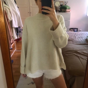 Stickad  - Stickad tröja i en kräm vit färg i ett mycket bra skick💗💗💗Skulle säga att tröjan passar s/m beroendes på hur man vill att den ska sitta. Frakten är spårbar!