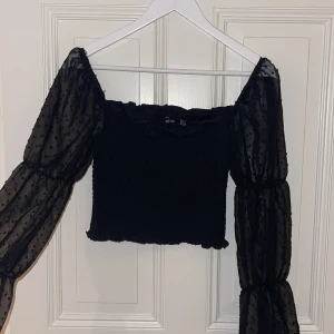 Toppar från BooHoo - Två likadana toppar från BooHoo, den ena svart och den andra ljusblå. Båda är i storlek UK10. Köp båda för 100kr+frakt eller 1 för 70kr+frakt 