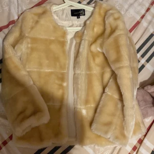 Pälsjacka - Otrolig fin och exklusiv jacka i fuskpäls i beige med storlek 38