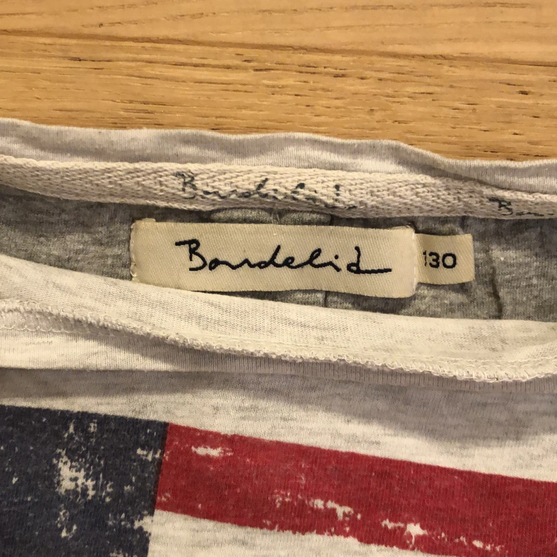 Vit tre fjärde delar med knapar där bak - 90