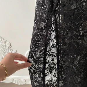 Spets lång kjol - Så fin kjol! En kort underkjol med lång spets med slip. 🖤