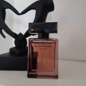 Säljer denna parfymen från Narciso Rodriguez då den inte kommer till användning. Helt oanvänd endast testad!😊 30ml säljer den för 450.
