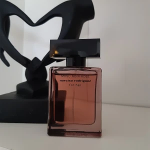 Musc noir rose- Narciso Rodriguez 30ml - Säljer denna parfymen från Narciso Rodriguez då den inte kommer till användning. Helt oanvänd endast testad!😊 30ml säljer den för 450.