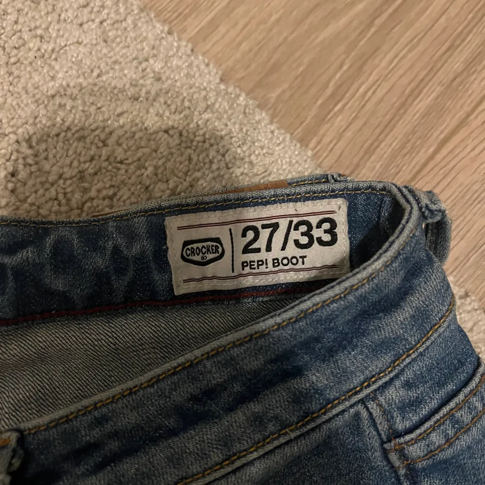 Knappt använda strl 27/33 men uppsydda. Passar mig som är ca 160 lång. Jeans & Byxor.