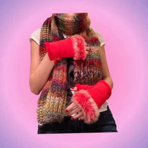 Handvärmare - Så söta o unika handvärmare i fleecetyg och päls. De är i bra skick och är så sköna och varma🙌🏼😍 Svårt att mäta storlek men kan skicka mått om ngn önskar! Skriv privat vid intresse o frågor!🫶🏻