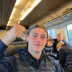 Unik tåg hatt i moncler plast  - Sjukt snygga hattar matchar med allt kvitto allt biljett finns också 