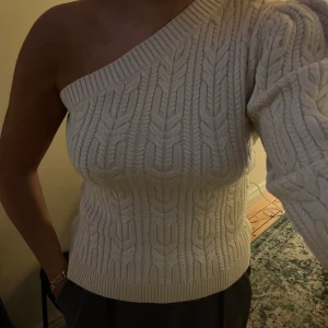 Stickad oneshoulder - Supersöt stickad oneshoulder topp från Zara i jättebra skick!❣️