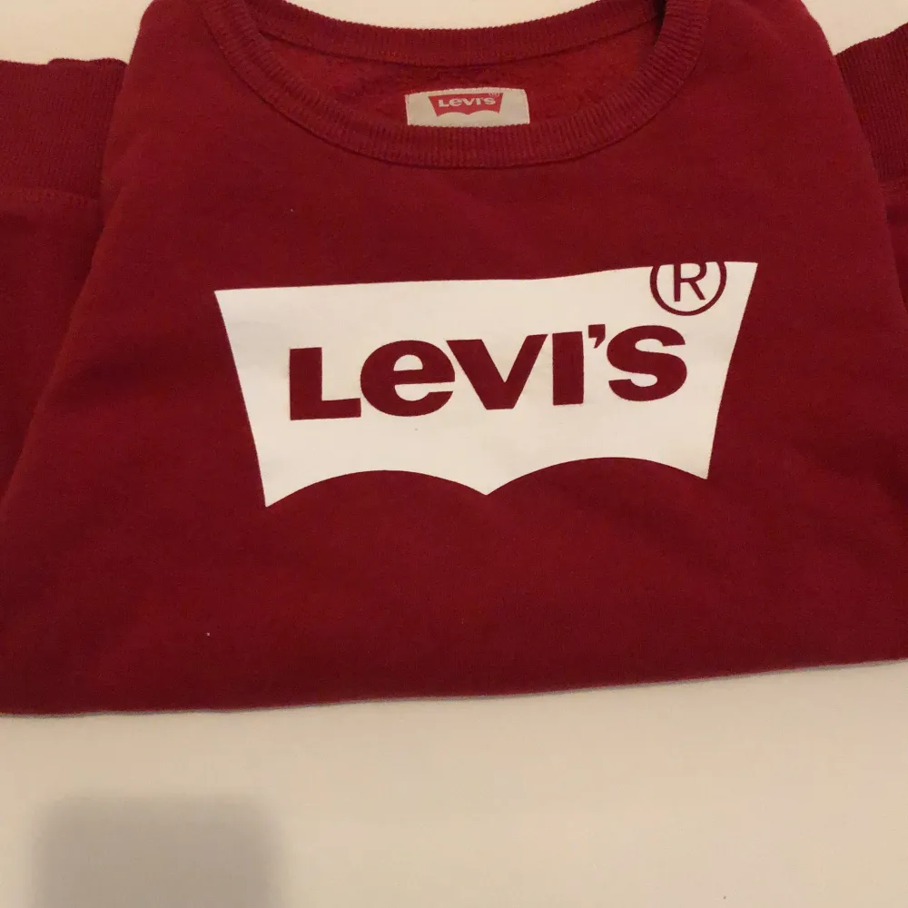 Röd Levis tröja 14 år. Tröjor & Koftor.