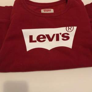 Röd Levis tröja 14 år