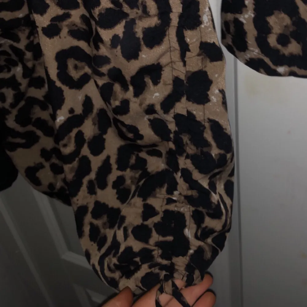 Leopard klänning i storlek M Aldrig använd, endast testad säljer pga för liten för mig brukar normalt ha M/L men denne känns mer som en s då det är ganska lite stretch ❤️. Klänningar.