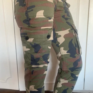 Militär cargo byxor  - Aldrig använda, köpta i Spanien från bershka 