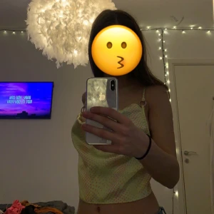 Topp  - En fin topp som har öppen rygg och har nog används max 5 gånger 