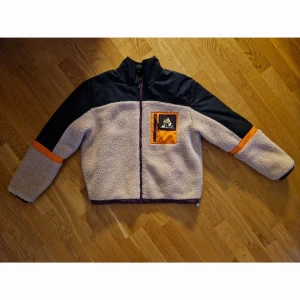 NY - FILA - YACHI - TEDDYJACKA - Ny jacka från Fila i teddy material.  Bröstficka med dragkedja & dragsko i nederkant.   Nypris: 1199kr