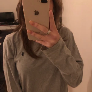 Grå långärmad tröja från Ralph Lauren - Snygg grå tröja med huva från Ralph Lauren som sitter super snyggt💛 Funkar perfekt för S men även XS. Bara använd fåtal gånger! 